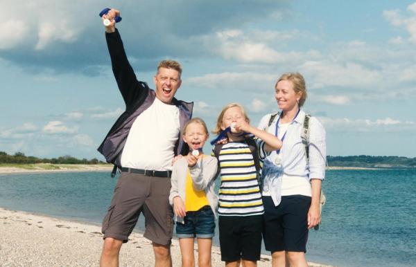 Eine Familie jubelt nach der Schatzsuche auf Tunø