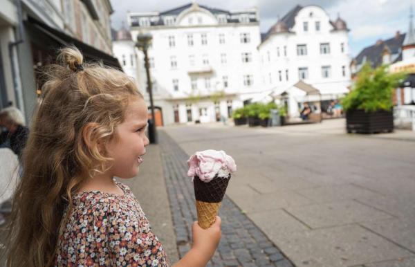 Mädchen mit Eis in der Hand vor dem Centralhotel in Odder