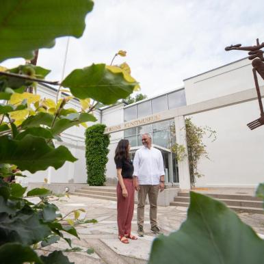 Ehepaar bei einem Ausflug mit Kultur steht am Horsens Kunstmuseum
