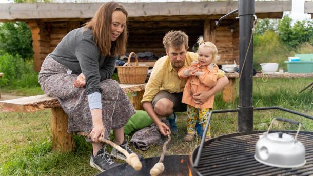 Eine Familie beim Lagerfeuer im Eventyrskoven in der Nähe von Odder