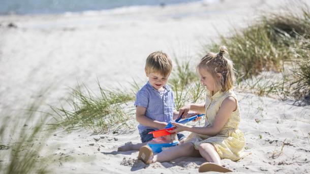 Kinder spielen am Saksild Strand im Sand