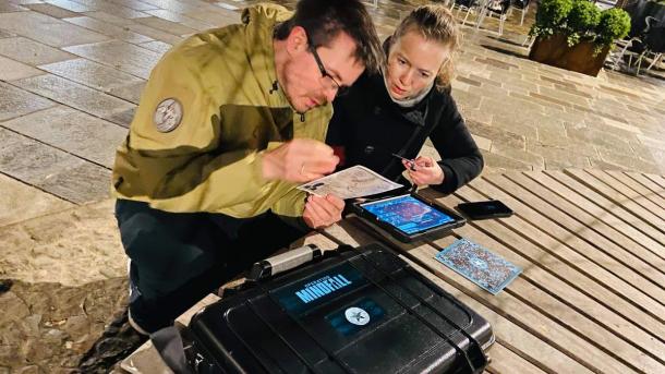 2 Personen probieren in Horsens Escape Room unter freiem Himmel, angeboten vom Brettspielcafé im Küstenland