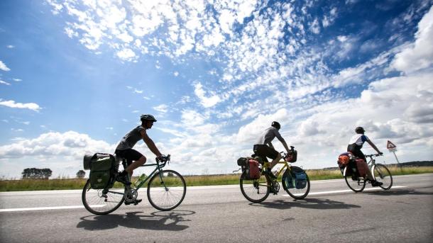 Drei Radfahrer im Fahrradurlaub im Küstenland