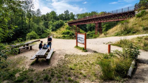 Ein Paar an der Wiederentdeckten Brücke