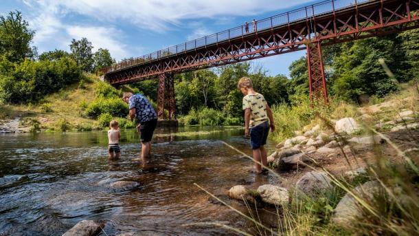 Wasserspaß an der Wiederentdeckten Brücke