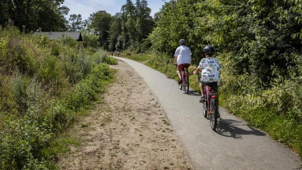 Zwei auf Radtour auf dem Naturwanderweg Horsens–Silkeborg im Küstenland in Dänemark