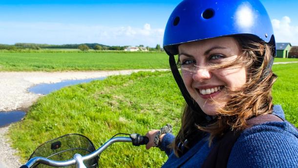 Die Reisebloggerin Melissa Villumsen sitzt auf Endelave auf einem Fahrrad