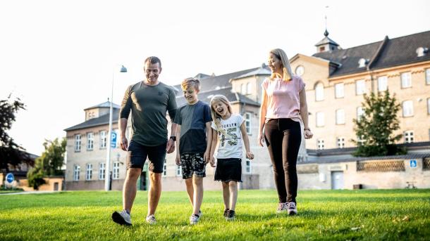Familie besucht das Gefängnis