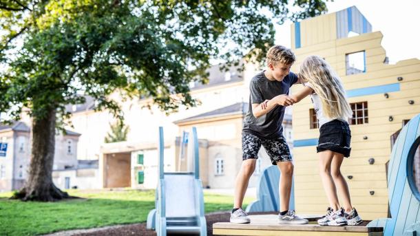 Kinder spielen auf der Wippe