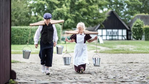 Kinder verkleiden sich im Freilichtmuseum Glud im Küstenland