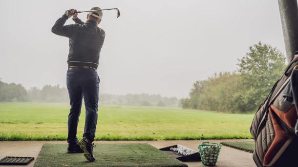 Golfer schlägt im Horsens Golfklub einen Ball ab