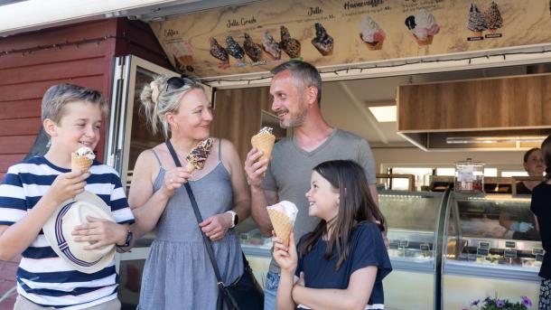 Familie isst Eistüte beim Café und der Eisbar in Juelsminde