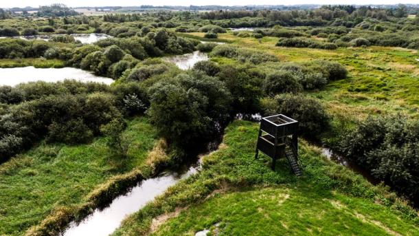 Drohnenbild von Uldum Kær und dem Vogelturm im Küstenland