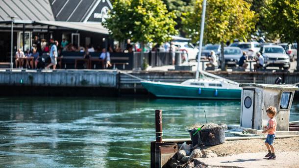 Junge steht beim Hafen in Norsminde
