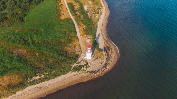 Leuchtturm bei Træskohage von der Drohne aus gesehen