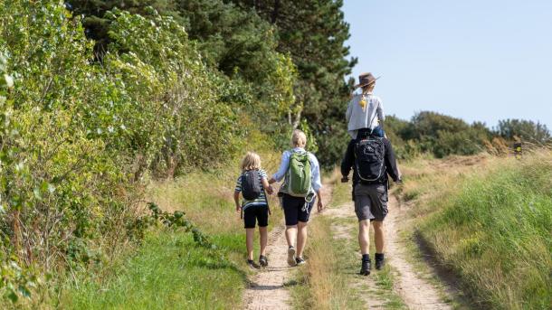 Familie auf Schatzsuche auf Tunø