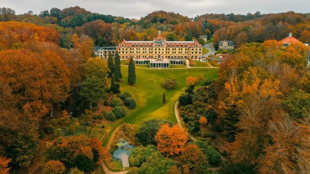 Der park bei Hotel Vejlefjord