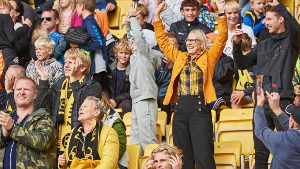 Fußballfans auf der Tribüne in der CASA Arena Horsens
