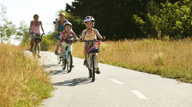 Familie auf Radtour auf dem Kulturringen Moesgaard in Odder