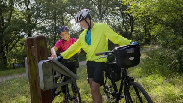 Radfahrer am Gudenå im Küstenland in Dänemark