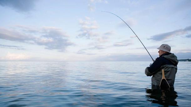 Freizeitangler angeln an der Küste der Urlaubsregion Küstenland