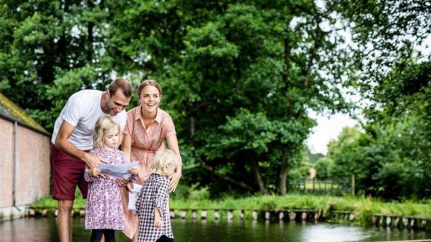 Familie auf Schatzsuche rund um Odder – eine von vier Schatzsuchen in der Urlaubsregion Küstenland
