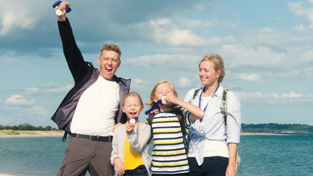 Familie auf Schatzsuche auf Tunø – eine von vier Schatzsuchen in der Urlaubsregion Küstenland