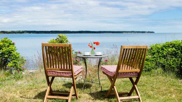 Zwei Gartenstühle und ein Tisch hinunter zum Strand in der Urlaubsregion Küstenland