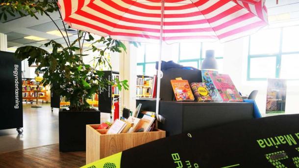 Sommerexponat mit SUB Board, Sonnenschirm und Sommerlesung in den städtischen Büchereien von Horsens