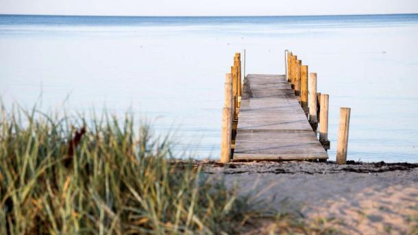 Badesteg am Strand bei As Vig nahe Juelsminde – ein Teil des Küstenlandes