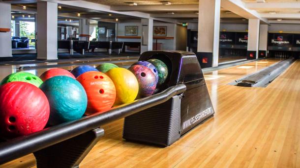 Die Bowlingkugeln liegen einsatzbereit auf der Bowlingbahn im Hotel Pejsegården in Brædstrup in der Urlaubsregion Küstenland