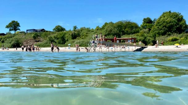 Herrliches Badewasser bei Rude Strand an der Küste von Odder – ein Teil der Urlaubsregion Küstenland