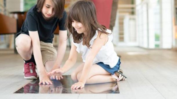 Zwei Kinder amüsieren sich auf einer interaktiven Ausstellung im Kunstmuseum von Horsens