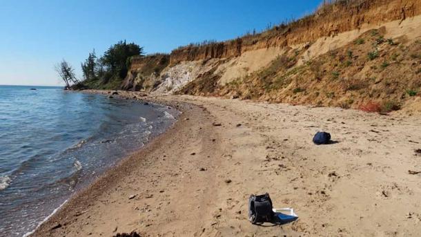 Hohe Steilküste am Strand auf der Halbinsel von Juelsminde