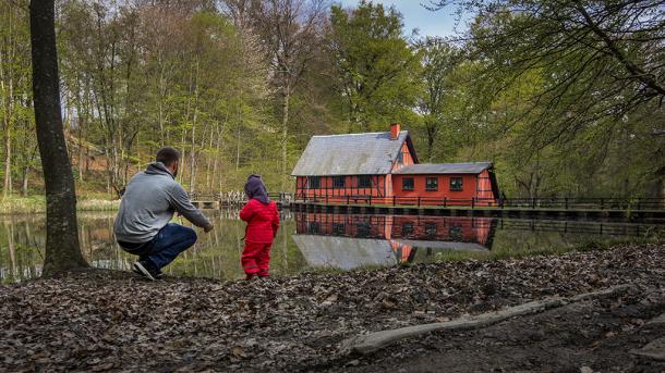 Vater und Kind bei der Boller Mølle im Wald von Klokkedal