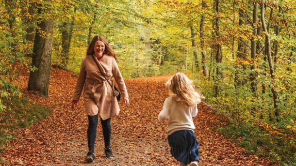 Mutter und Tochter im Åbjergskov am See von Bygholm an einem Herbsttag