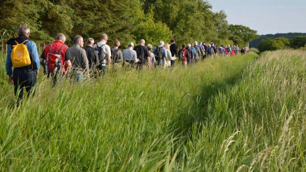 Große Gruppe auf einer geführten Wanderung bei Gyllingnæs