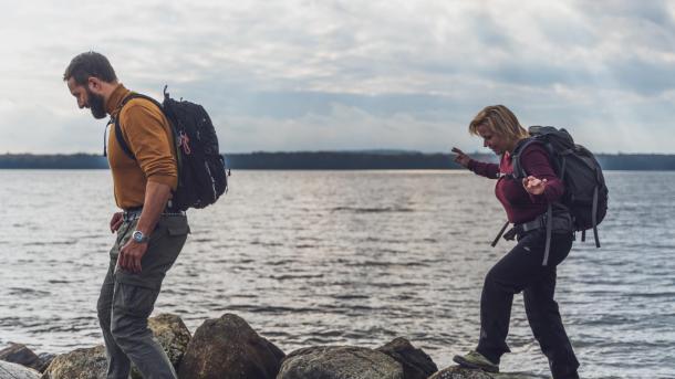 Paar wandert am Horsens Fjord