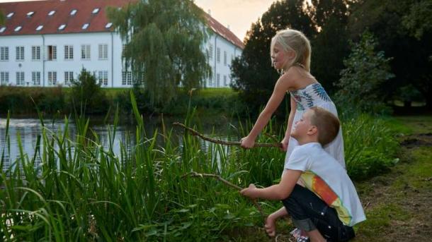 Kinder spielen am See im Bygholm Park