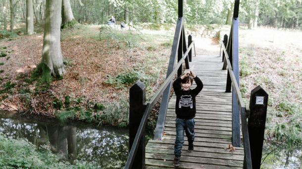 Ein Junge spielt bei der Burgruine Stagsevold im Wald von Staksrode Pirat