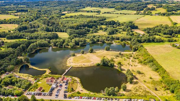 Luftbild der Angelseen und des Parkplatzes beim Fyelmose Put & Take