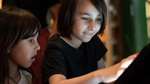 Zwei Kinder vergnügen sich in einer interaktiven Ausstellung im Industriemuseum in Horsens