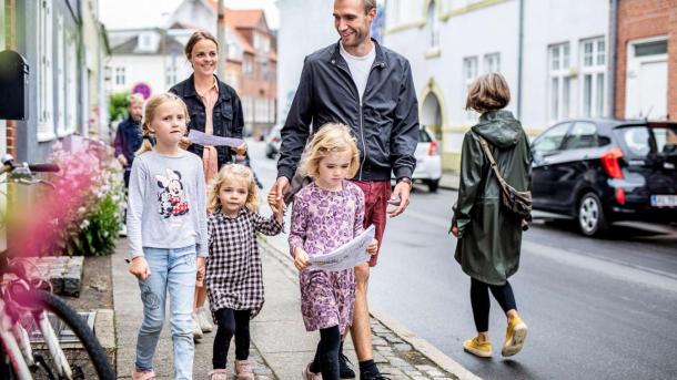 Familie auf Schatzsuche in den Straßen von Odder – ein Teil der Urlaubsregion Küstenland