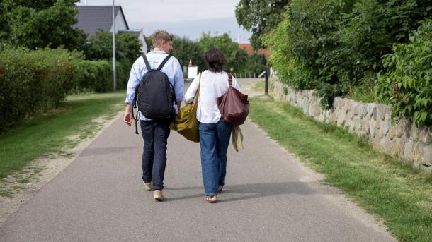 Par går langs vej på Tunø - en del af Destination Kystlandet