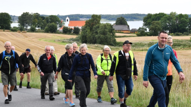 Eine Gruppe von Horsens Fodslaw wandert auf der Landstraße bei As Vig