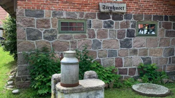 Melktisch vor dem Steinhaus auf Tunø