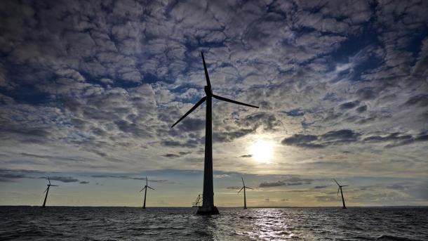 Windenergieanlagen vor der Küste Tunøs im Offshore-Windmühlenpark Tunø Knob