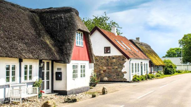 Häuser auf der idyllischen Insel Alrø im Horsens Fjord, von der Hauptstraße aus gesehen – ein Teil der Urlaubsregion Küstenland