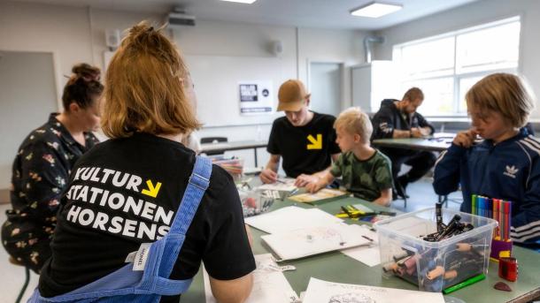 Kinder und Familien sitzen in der Kulturstation in Horsens in der Urlaubsregion Küstenland an einem Tisch und zeichnen