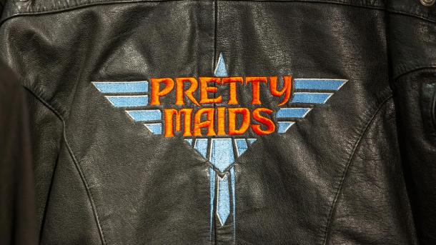 Schwarze Lederjacke mit Pretty-Maids-Logo auf dem Rücken in Blau und Rot